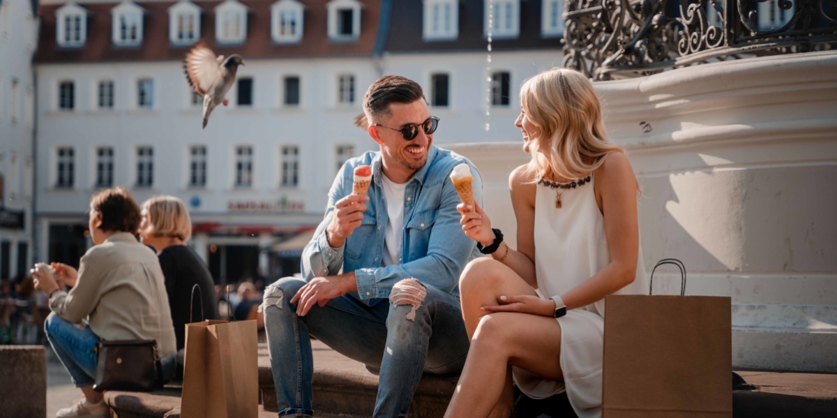 Paar isst Eis während es am Marktbrunnen sitzt